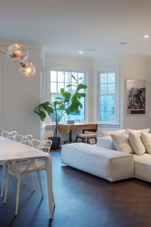 Необичаен полилей и вградени тела в комбинирания хол