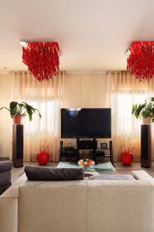 Яркочервени полилеи в хола