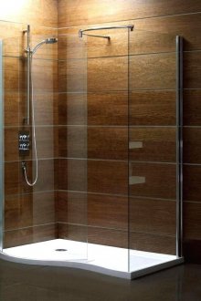 Bilik pancuran di bahagian dalam bilik mandi di bawah pokok