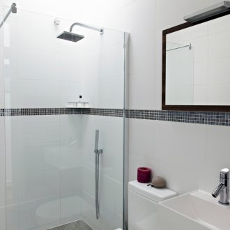 Bilik pancuran mandi sederhana di pedalaman yang terang