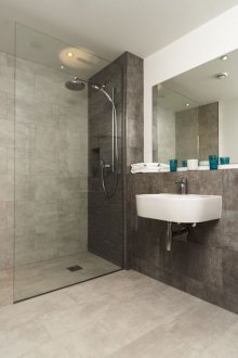 Bilik mandi berwarna pastel dengan pancuran mandian