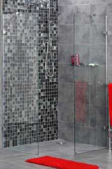 Bahagian dalaman yang indah dengan pancuran mandian