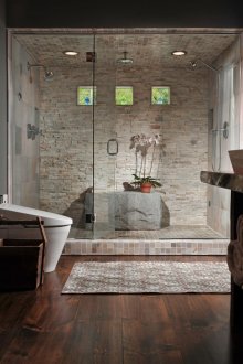 Pancuran mandian yang luas di bilik mandi