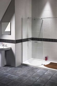 Pancuran mandian klasik di bilik mandi yang ringkas