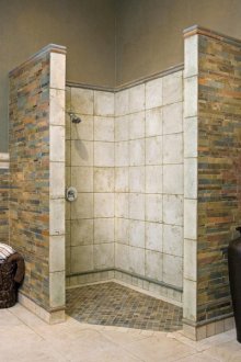 Bilik pancuran dengan pelapisan batu