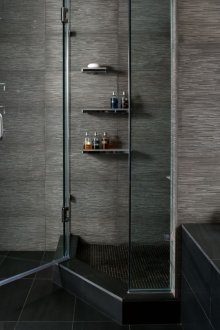 Bilik kecil mandi di dalam kawasan gelap