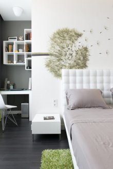 Tempat kerja kecil di sudut bilik tidur