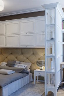 Pemisahan dengan rak untuk membahagikan bilik tidur dan ruang kerja