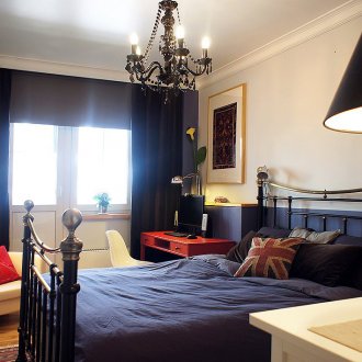 Meja kerja merah di bilik tidur hitam dan putih