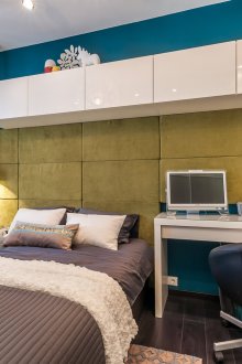 Bilik tidur moden yang cerah dengan tempat kerja