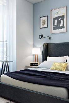 Meja kaca di dalam bilik tidur