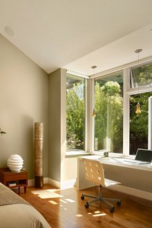 Tingkap besar memberi banyak cahaya semulajadi di dalam bilik tidur dengan belajar
