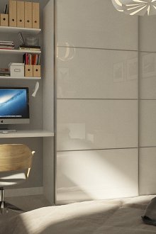 Tempat kerja kecil dengan rak di atas meja di dalam bilik tidur