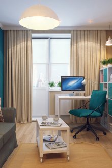 Ruang tamu krim-zamrud dengan tempat kerja