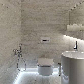 Lampu terang di sekitar perimeter lantai dan siling di bilik mandi