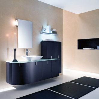 Menyoroti lantai dan rak di bilik mandi