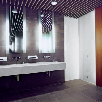 Lampu siling tersembunyi di bilik mandi