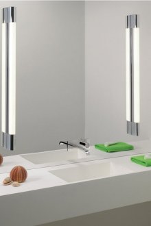 Lampu dinding di bilik mandi