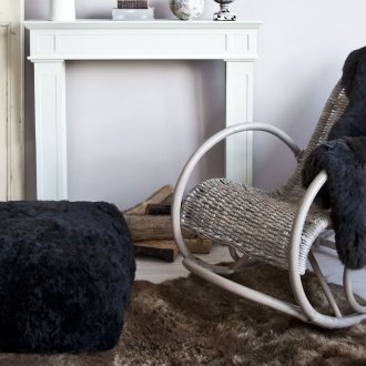 Сив плетен люлеещ се стол в хола