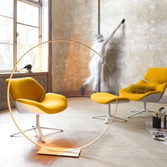 Красиви жълто-бели шезлонги