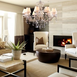 Полилей в неокласическия интериор на хола