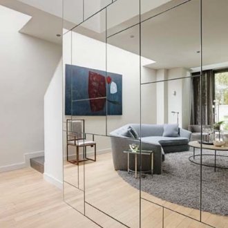 Огледална стена в коридора на къщата