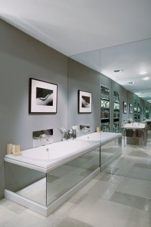 Огледална стена и тяло в банята