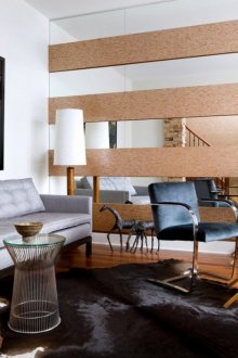 Стена от дърво и огледала в хола