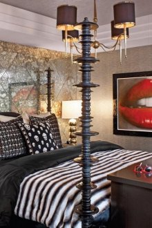 Необичайна огледална стена в спалнята