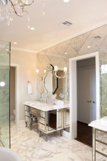 Красива огледална стена в банята