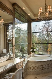 Огледална стена в банята