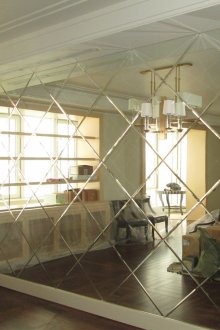 Огледална стена в стаята