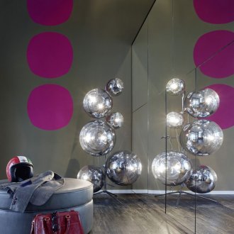 Модерен интериор с огледална стена