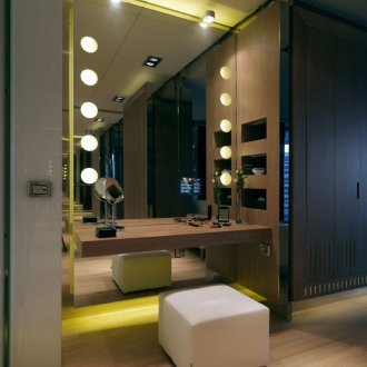 Огледална стена с тоалетка