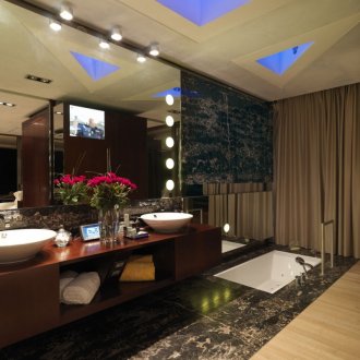 Голямо огледало в банята