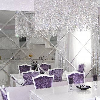 Огледална стена в трапезарията