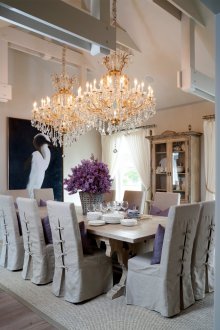 Големи полилеи в трапезарията