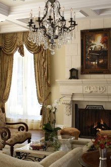 Полилей от ковано желязо в хола с камина