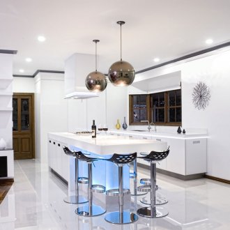 Модерен полилей във формата на топки в кухнята