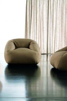 Меки кафяви кресла