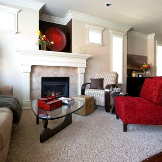 Червени и райета фотьойли в хола