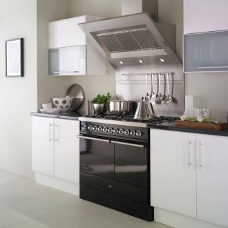 Малка черно-бяла минималистична кухня