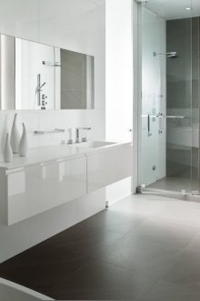 Бяла и сива стилна минималистична баня