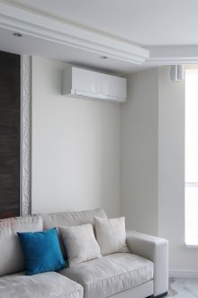 Климатик в ъгъла на стаята под тавана