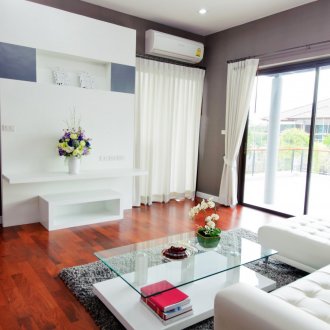 Климатик над прозореца в стаята