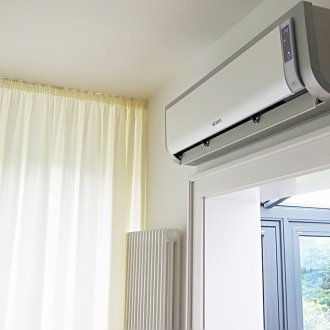 Климатик над входната врата