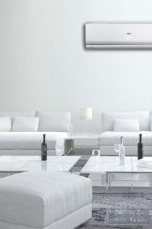 Бял климатик в минималистичен интериор на всекидневната