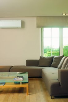 Бял климатик в екологично чист хол