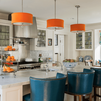 Сини и оранжеви цветове в бяла кухня