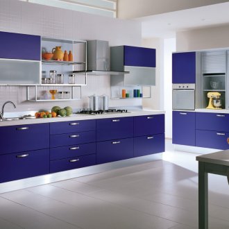 Синя гланцова боя в банята